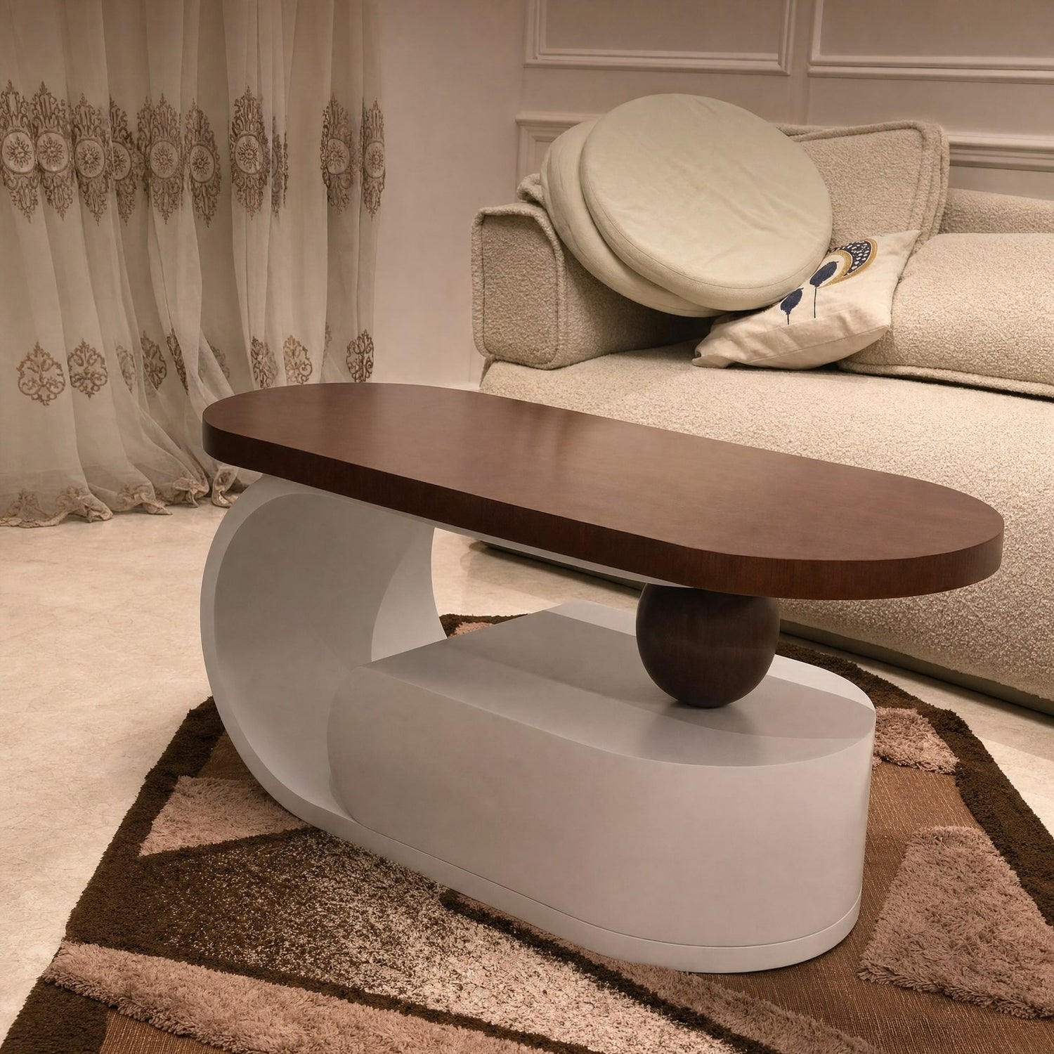 طاولة قهوة بيضاوية ذات تصميم نحتي تم توصيلها إلى منزل حقيقي.