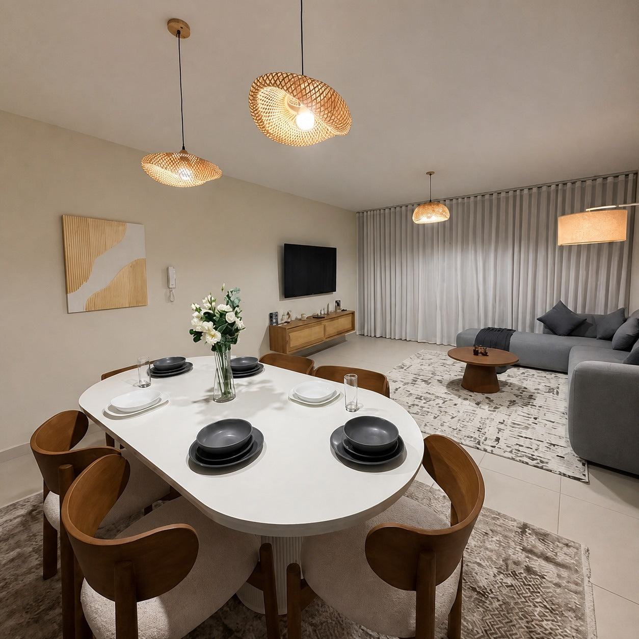 تم توصيل طاولة الطعام إلى غرفة معيشة وطعام ذات تصميم مفتوح